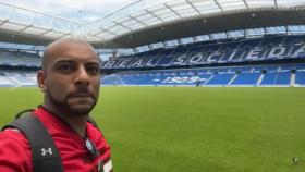 Borja Escalona se fotografía dentro del estadio de la Real Sociedad.