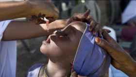 Una niña recibe la vacuna de la polio.