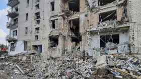 Un edificio residencial queda destruido tras el ataque ruso de este sábado sobre Voznesensk.