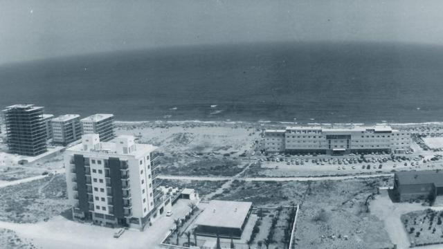 Arenales del Sol en sus primeros años de vida, tras la construcción del hotel (a la derecha de la imagen) le siguieron otras edificaciones en los años 60.