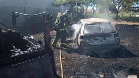 Los bomberos trabajan en el lugar