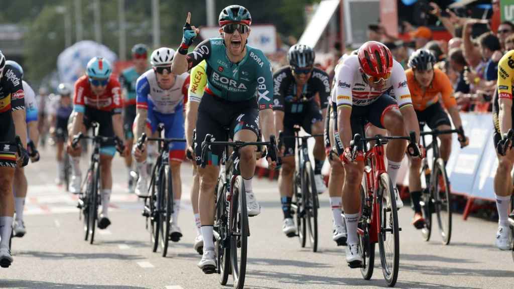 Sam Bennett se lleva el sprint de la segunda etapa de La Vuelta 2022