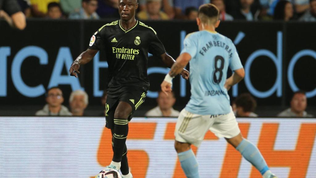 Eduardo Camavinga encara a Fran Beltrán