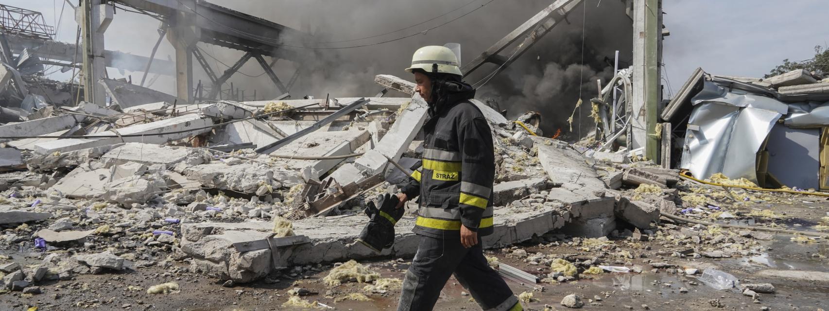 Un bombero ucraniano revisa una zona de Jarkov, en la que había una planta industrial, tras los ataques rusos en la zona este viernes 19 de agosto