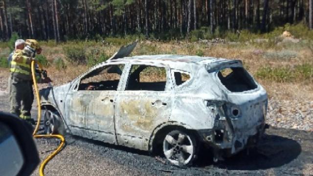 El vehículo incendiado en La Robla