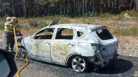 El vehículo incendiado en La Robla