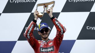 Pecco Bagnaia celebra su victoria en el Gran Premio de Austria, en el Red Bull Ring.