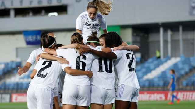 Piña de las jugadoras del Real Madrid Femenino para celebrar un gol en la Women's Champions League 2022/2023