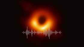 Famosa foto del agujero negro junto a unas ondas de audio.