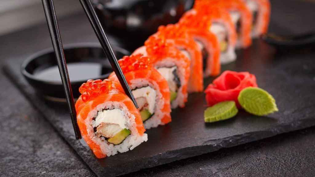 Plato de sushi.