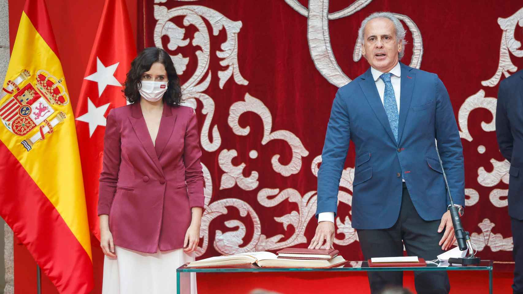 La presidenta de la Comunidad de Madrid, Isabel Díaz Ayuso, junto al consejero de Sanidad, Enrique Ruiz Escudero.