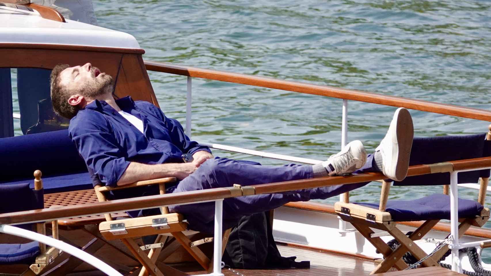 Ben Affleck, durmiendo en un barco en París, donde viajó junto a Jennifer Lopez.