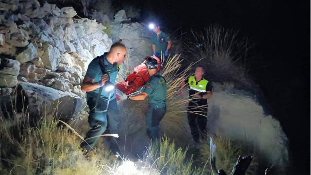 Los agentes de la Guardia Civil durante la recuperación del cuerpo del fallecido en Busot.