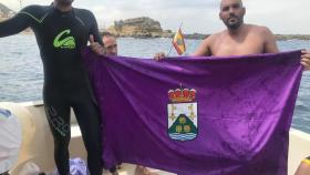 Carlos Pérez junto a su hermano y la bandera de Tordesillas