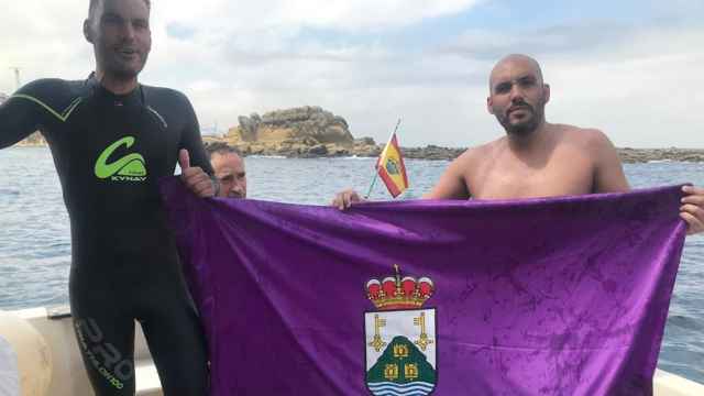 Carlos Pérez (a la derecha) junto a su hermano y la bandera de Tordesillas