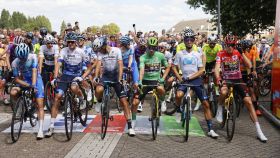 Alejandro Valverde y todos los ganadores de La Vuelta presentes en carrera junto al maillot rojo