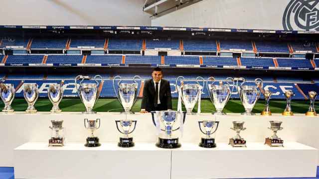 Casemiro posa junto con todos sus títulos en el Real Madrid