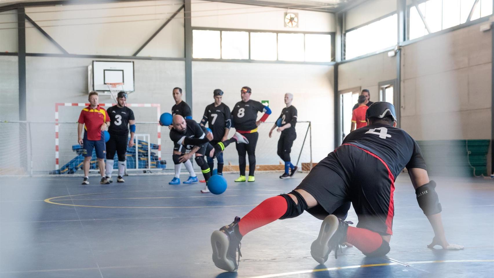 Imágenes del día: así se juega al goalball, el deporte que se entrena en Azuqueca de Henares