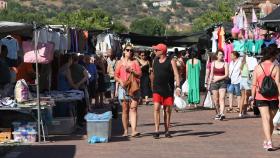 Toledanos en el mercadillo de 'El Martes' durante un caluroso día de verano.