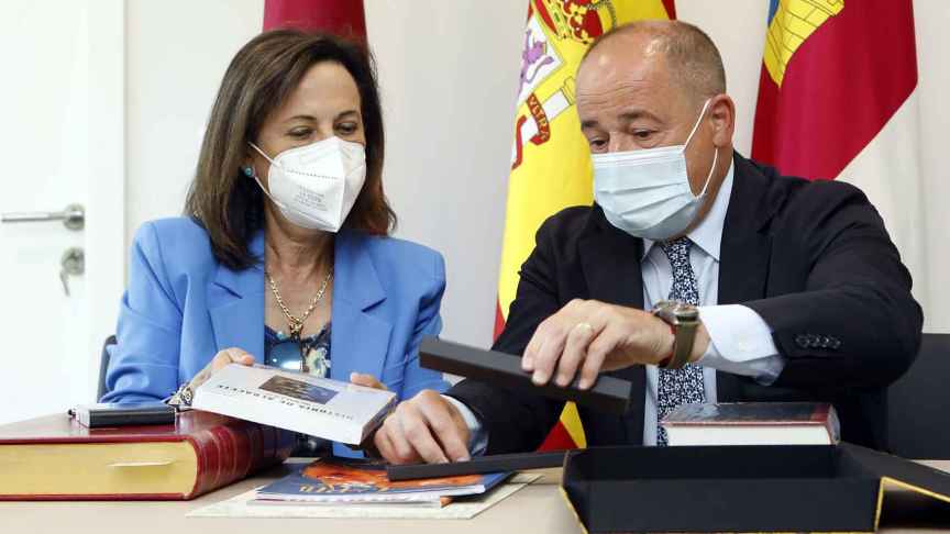 Los cuatro regalos que le ha hecho el alcalde de Albacete a la ministra Margarita Robles