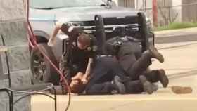 Momento de la paliza de los tres policías a un hombre en Arkansas, EEUU.