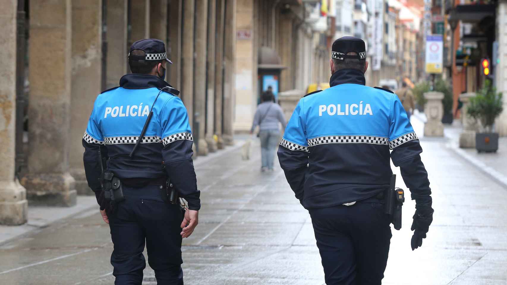 Imagen de dos agentes de la Policía Local de Palencia.