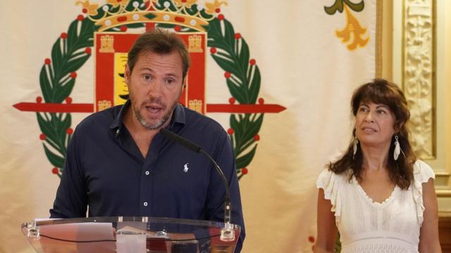 Óscar Puente, alcalde de Valladolid, junto a Ana Redondo, concejala de Cultura