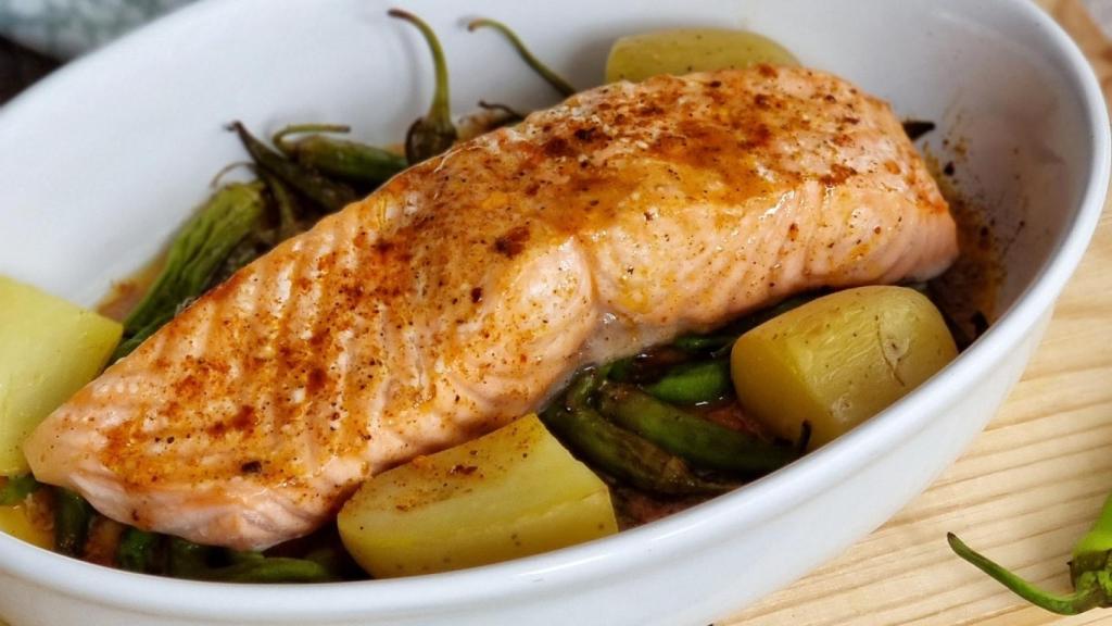 Salmón al estilo Cajún con mantequilla y miel, una forma fácil de comer  pescado