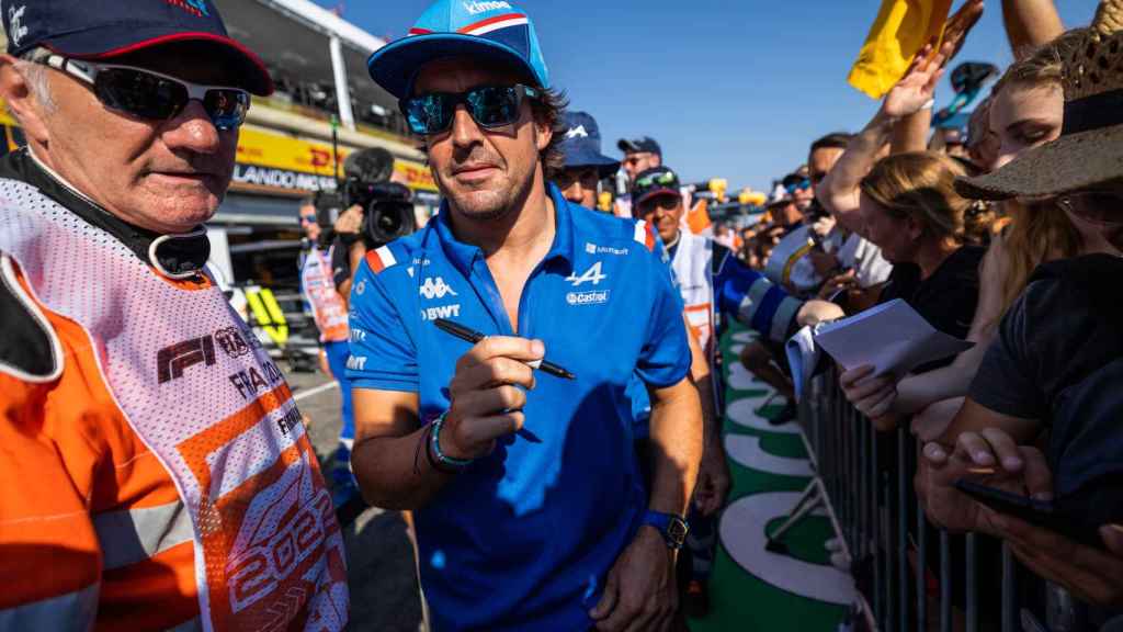 Fernando Alonso atiende a los fans antes un Gran Premio