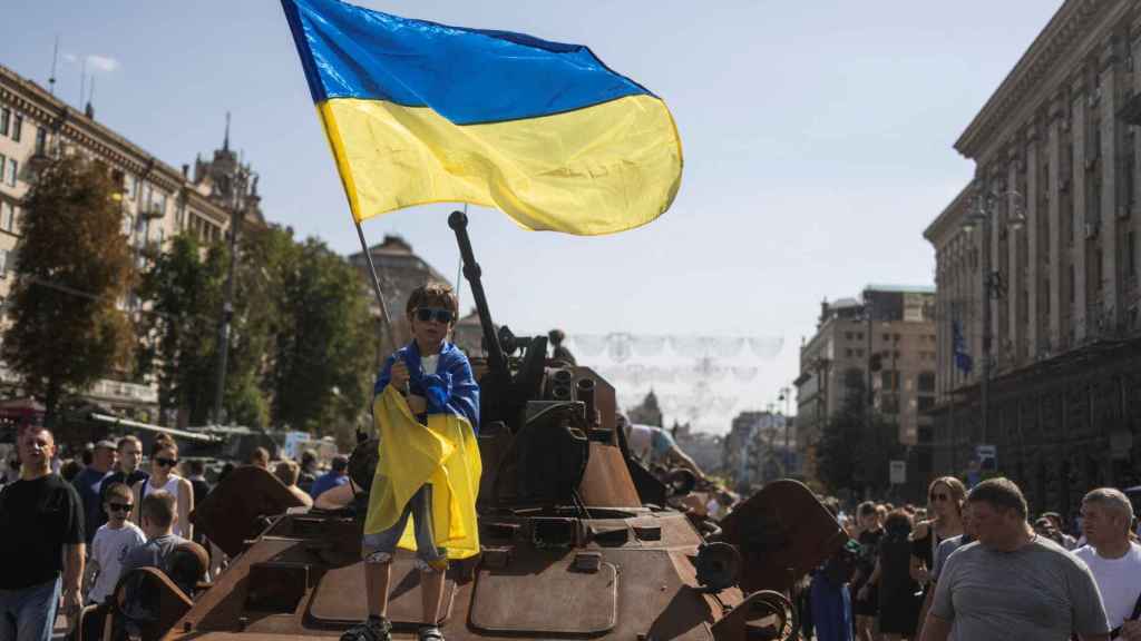Un niño ondea la bandera ucraniana sobre un carro de combate ruso en Kiev el pasado 21 de agosto.