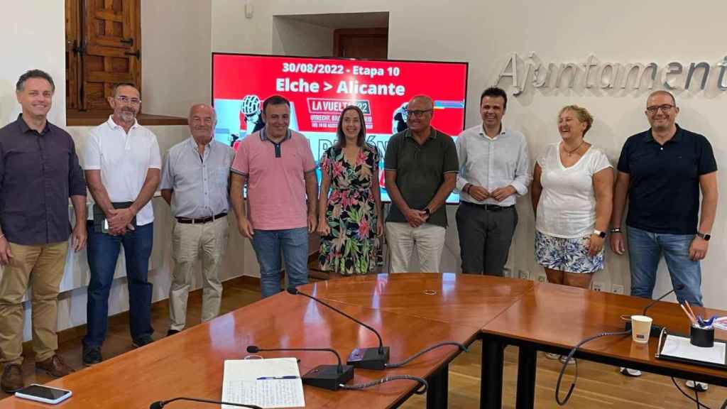 Un momento de la presentación de La Vuelta en el Ayuntamiento de Elche este miércoles.