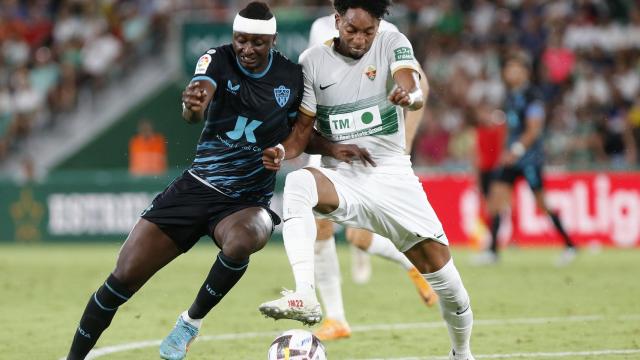 Mojica, derecha, durante el partido del Elche contra el Almería.