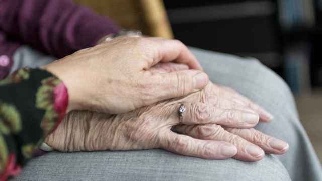 El estudio de la OCU analiza los servicios que ofrecen estas empresas de cuidado de personas mayores.