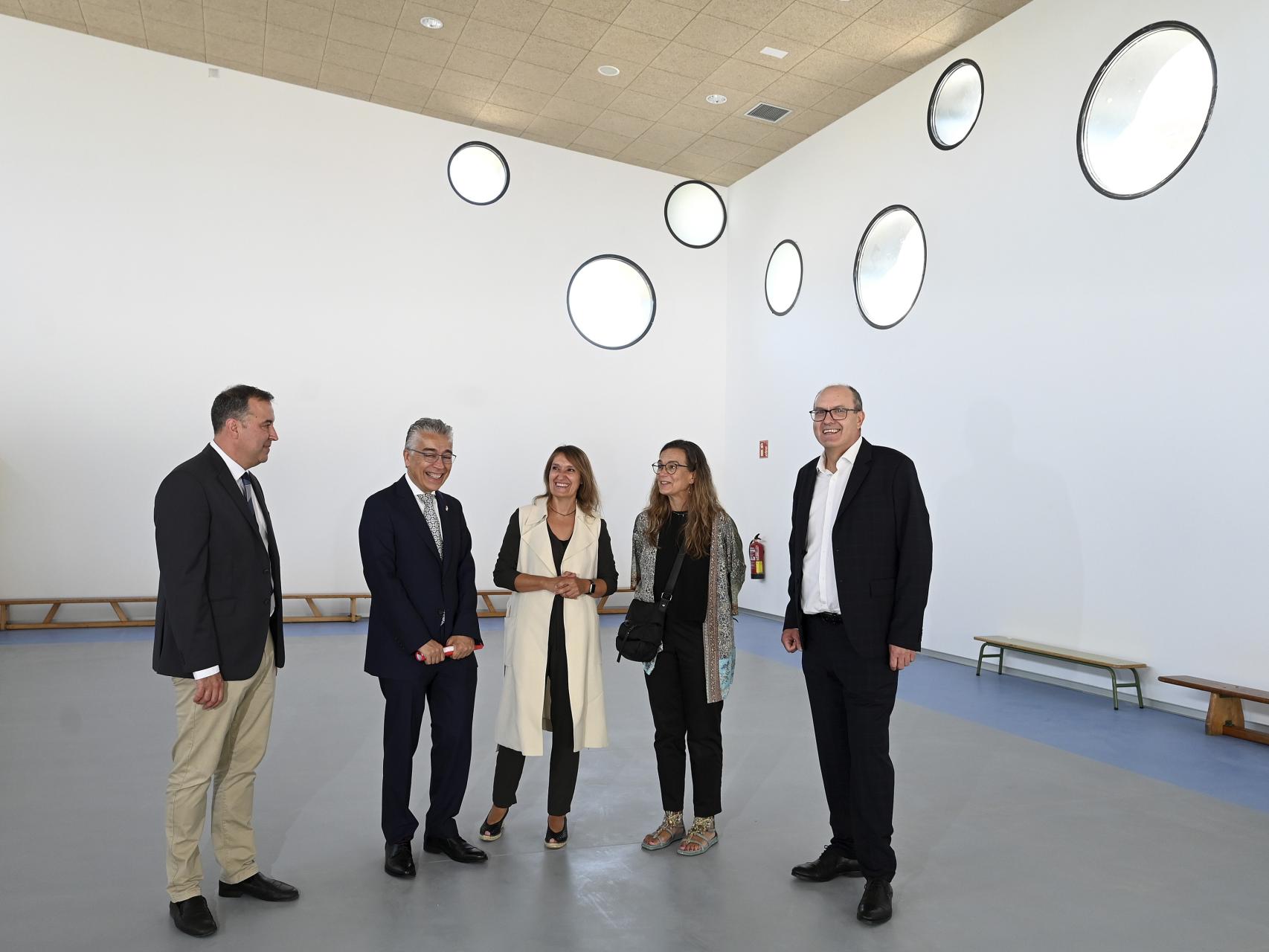 La consejera de Educación, Rocío Lucas, durante su visita al Instituto Villímar, en Burgos, este miércoles.