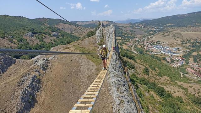 Puente tibetano en la vía ferrata de Sabero