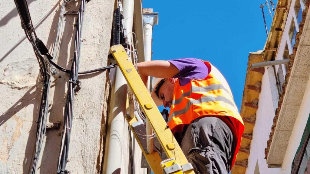 Un técnico durante la instalación de la fibra óptica
