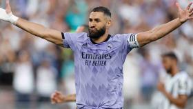 Karim Benzema, celebrando un gol con la camiseta morada del Real Madrid