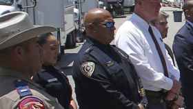 El jefe de Policía de Uvalde, Pete Arredondo. en el centro, con gafas oscuras.
