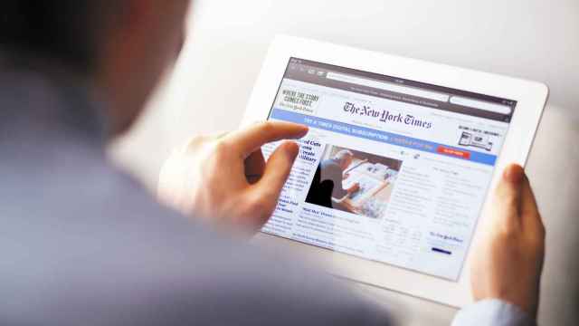 Una persona leyendo en una tablet el diario 'New York Times'.