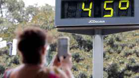 Un termómetro marcando 45 grados en una ciudad valenciana, en imagen de archivo.