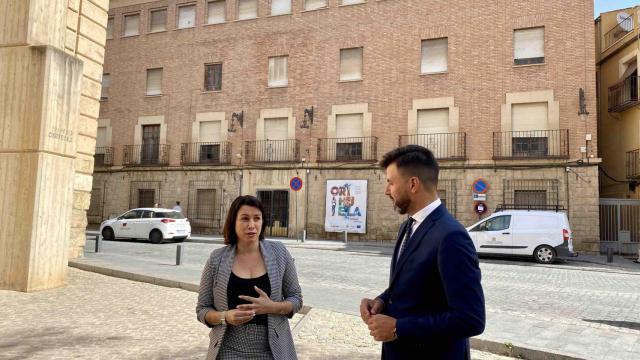 La alcaldesa de Orihuela, frente al antiguo edificio de los juzgados.