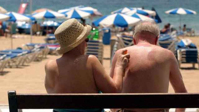 Dos jubilados en la playa de Benidorm, en imagen de archivo.