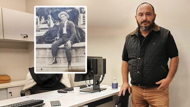 Fermín Pérez, a la derecha, y una foto en blanco y negro de su abuelo