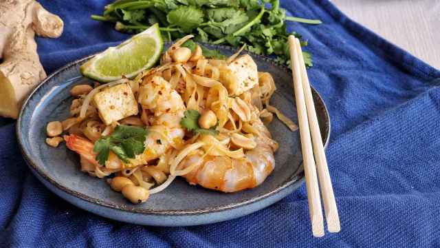 Fideos con langostinos y tofu, una receta sin gluten de Pad Thai  para todos los públicos