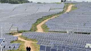 Granja china de paneles solares sostenibles.