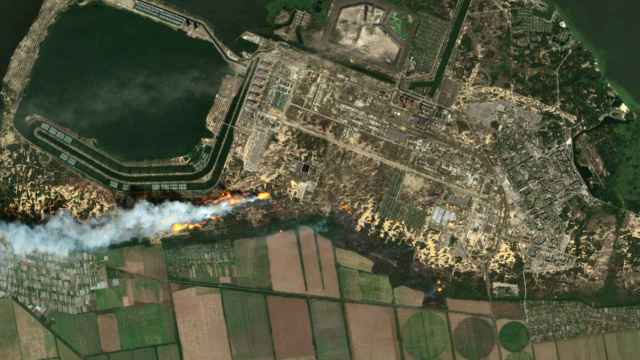 Imagen satelital del fuego en los pozos de ceniza en la centra de Zaporiyia este jueves.