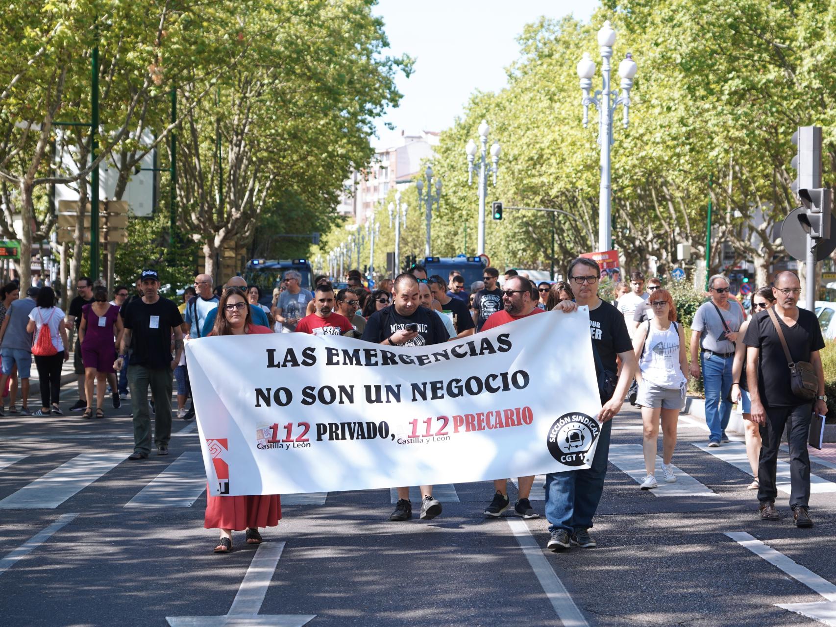 El personal del 112 durante la manifestación de este viernes frente a la sede del servicio.