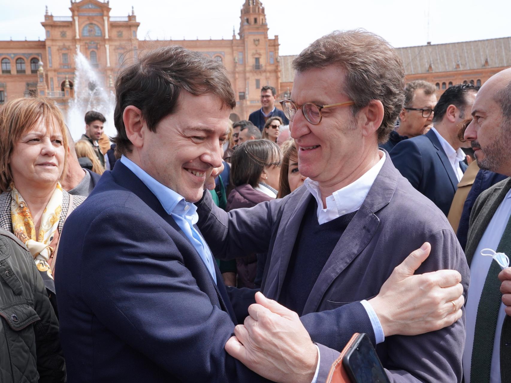 El presidente de la Junta, Alfonso Fernández Mañueco, y el líder del PP, Alberto Núñez Feijóo, en una imagen de archivo.