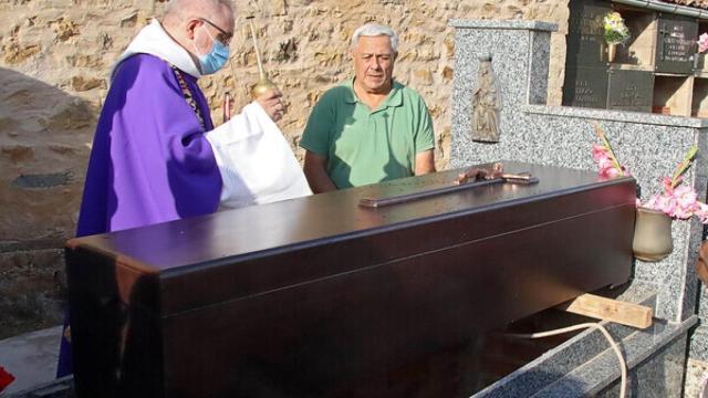 Vecinos, familiares y conocidos de toda la comarca asistieron al funeral y posterior entierro en la pequeña localidad de Valverdín