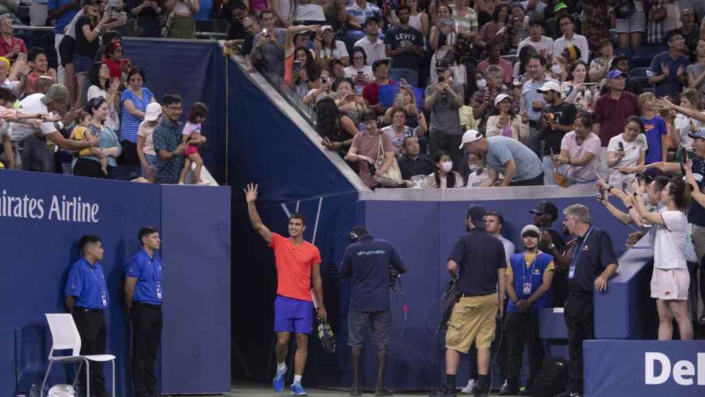 Carlos Alcaraz entrando en la pista central del US Open